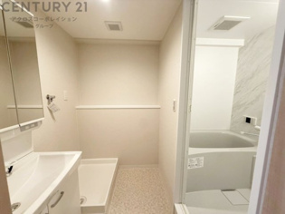 衣服の収納や脱ぎ着や整理整頓がしやすく、湿った衣類を乾燥させるスペースがありカビや臭いの発生を防ぎます。床の汚れを他の部屋に持ち込まず清潔を保つことができます。また快適な入浴環境の整備にも役立ちます。