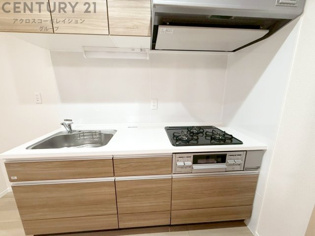 壁付けシステムキッチンはスペースの最大限の有効活用が可能で、動線がスムーズになり調理や準備が快適で効率的に行えます。収納スペースや吊り戸棚が設けられ、調理器具や食器類をスマートに収納できます。