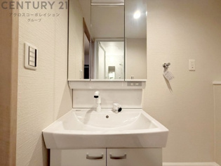 化粧品や洗顔料、歯ブラシなどの必需品をまとめて置ける収納スペースがあり、使用するたびに取り出す手間が省けます。また、水回りのため、濡れても大丈夫な素材が使用されており、お手入れが簡単です。