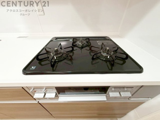 多数の調理器具を同時に使用でき、料理の効率化が可能。省エネで節約になり、様々な料理スタイルに適応できます。また、火力調整が独立しており、手入れや掃除もしやすく、今よりもっとお料理が楽しくなるかも。