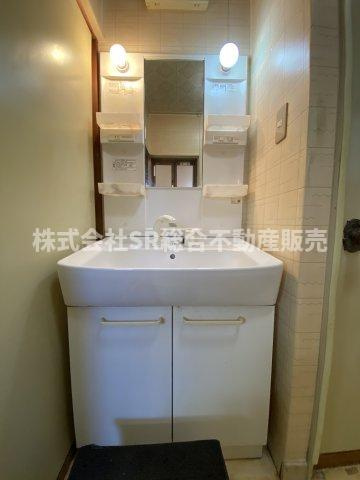 三島1丁目　中古戸建の独立洗面台|独立洗面台、小物を置くことができて便利です