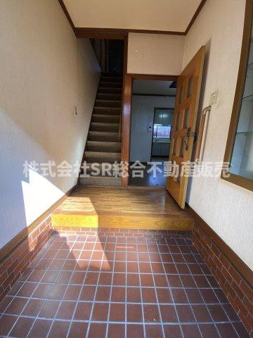 三島1丁目　中古戸建の玄関|玄関にはシューズボックスを置いても広く使えます！小物を飾れる棚もあります！