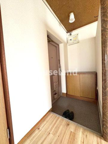 向の芝マンションの玄関