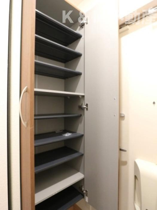 コンフォールコートⅡの玄関|収納もある玄関です