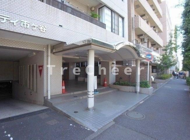 コスモシティ市ヶ谷のエントランス