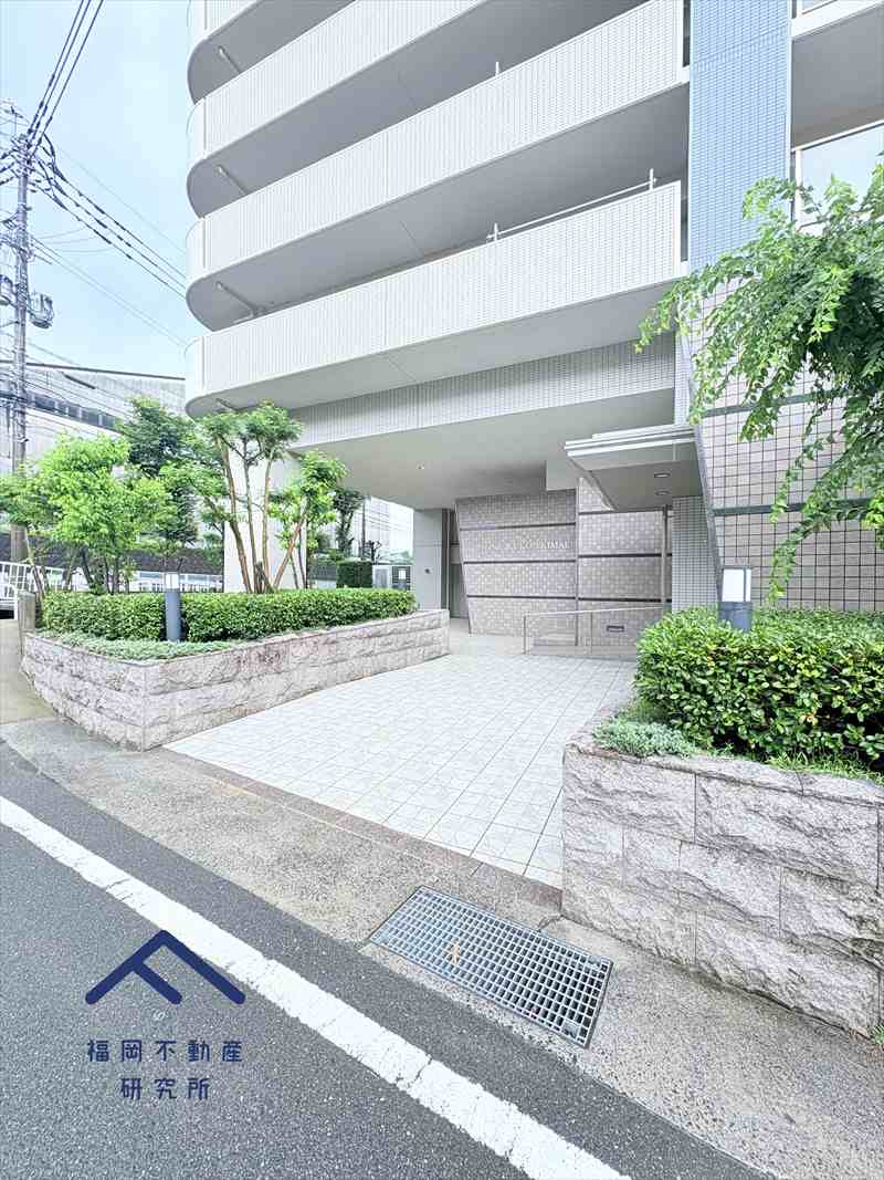 アンピール空港駅前のエントランス