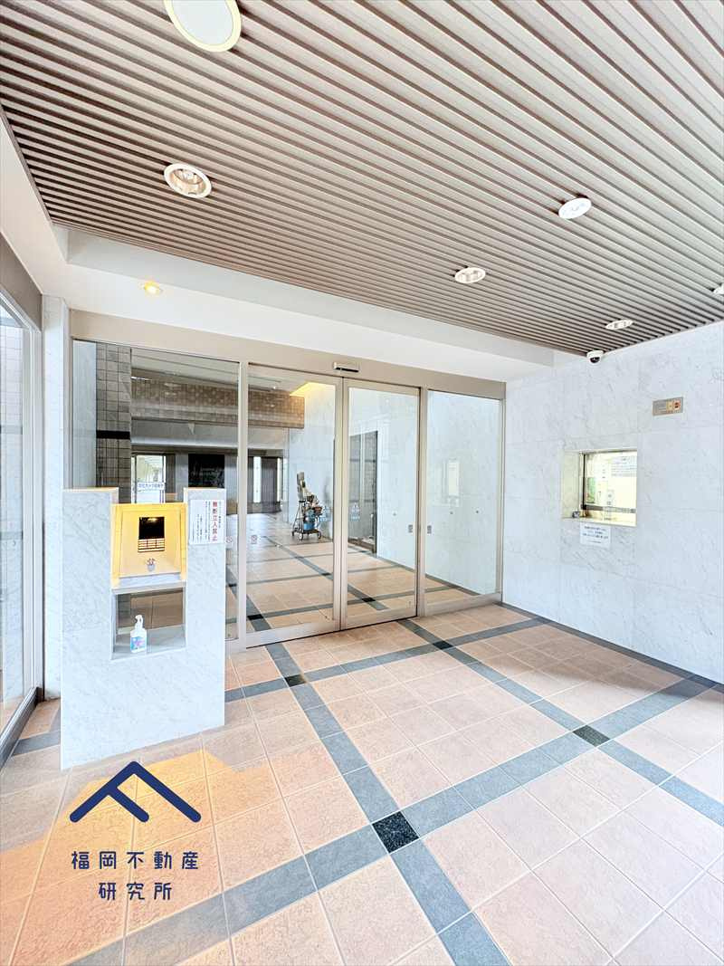 アンピール空港駅前のエントランス