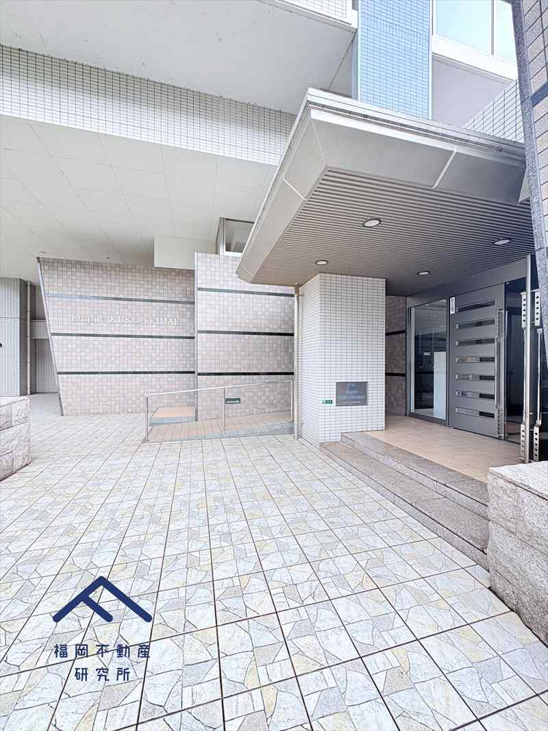 アンピール空港駅前のエントランス