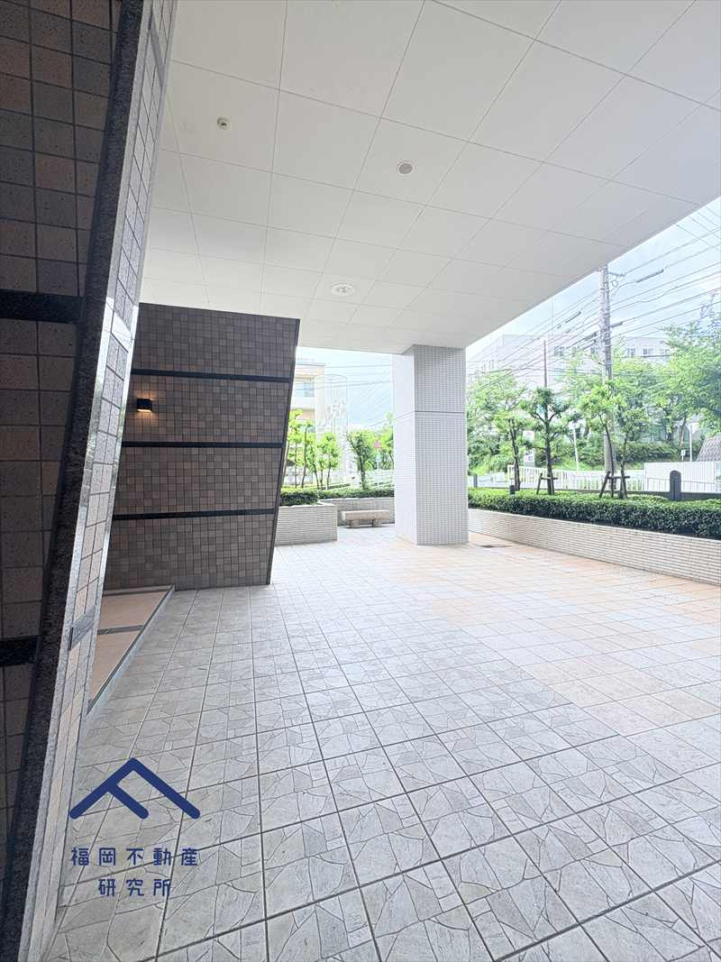 アンピール空港駅前のエントランス