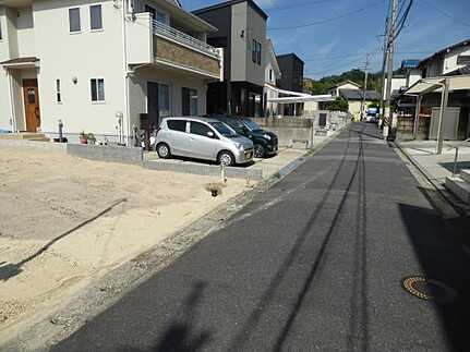 広島市安佐北区口田南４丁目　新築一戸建て(全2棟)の前面道路含む現地写真