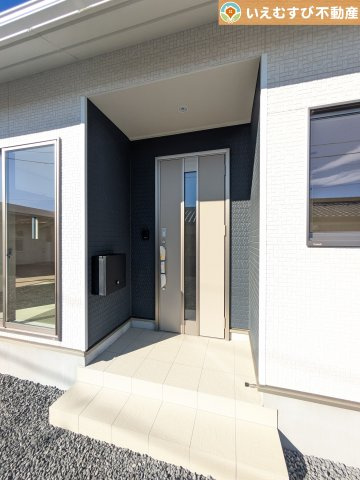 Cradle garden　美里町小茂田第2のエントランス|落ち着いた色づかいのエントランス
駐車場からアクセスの良いエントランス。雨の日や荷物が多くても安心の動線♪