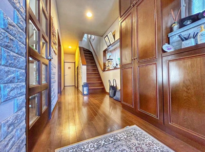 【玄関】 | 東村山市久米川町1丁目 | 大容量のシューズBOXなので家族が多くてもスッキリ収まります。