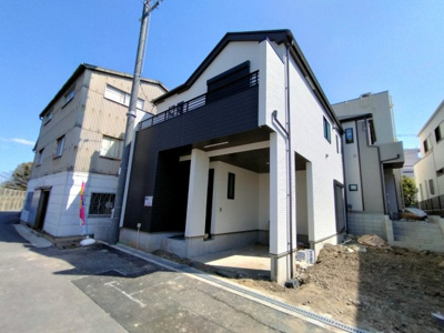 【外観】 | 鶴見区中茶屋1丁目新築戸建A号地 | 【11月完成予定】設計住宅性能評価書取得済みで、お家の性能に関する信頼性はお墨付き。
高い耐震性能やTVモニター付きインターホンなど、家族の安全・安心を守る設備が充実しています。