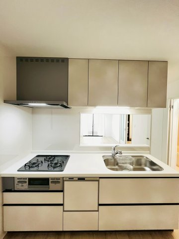 鶴見区中茶屋1丁目新築戸建B号地のキッチン|家事をしながらでもリビングを見渡せる対面式キッチン。キッチンに立っている時も、家族や友人の顔を見ながら会話ができます。