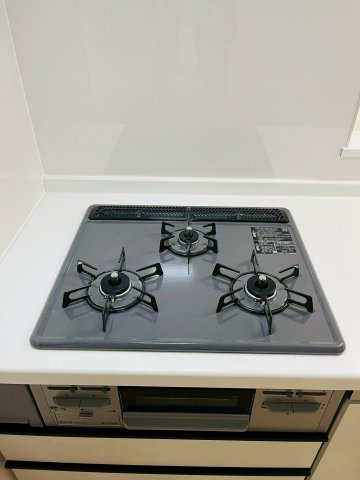 鶴見区中茶屋1丁目新築戸建B号地のキッチン|三口コンロは同時進行で調理ができる三口コンロ。