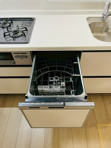 鶴見区中茶屋1丁目新築戸建B号地のキッチン|家事の時短につながるだけでなく、水の使い過ぎも防げます。 また、一般的には手洗いよりも綺麗に洗えると言われており衛生的です。