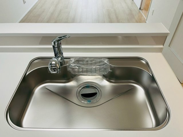 鶴見区中茶屋1丁目新築戸建B号地のキッチン|水切りカゴのついたキッチンシンク。
