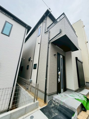 【外観】 | 鶴見区中茶屋1丁目新築戸建B号地 | 【3月下旬完成予定】設計住宅性能評価書取得済みで、お家の性能に関する信頼性はお墨付き。
高い耐震性能やTVモニター付きインターホンなど、家族の安全・安心を守る設備が充実しています。