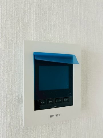鶴見区中茶屋1丁目新築戸建B号地の防犯設備|来客時に姿を確認できるモニタ付きインターホン。