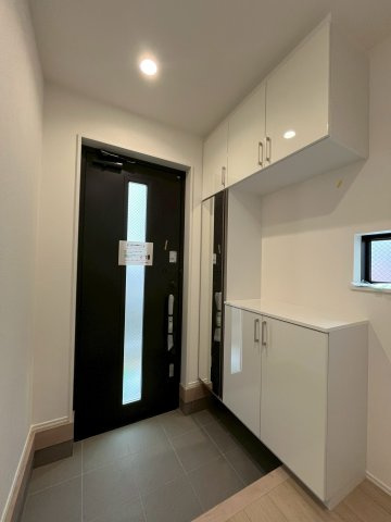 鶴見区中茶屋1丁目新築戸建B号地の玄関|毎日通る玄関は、光を通す玄関ドアと採光窓で明るい空間です。大きなシューズボックスには全身鏡もついています。