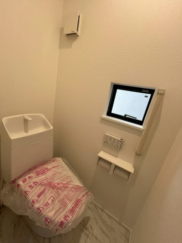 鶴見区中茶屋1丁目新築戸建B号地のトイレ|トイレは各階にあります！どちらも温水洗浄便座完備で快適な使い心地。