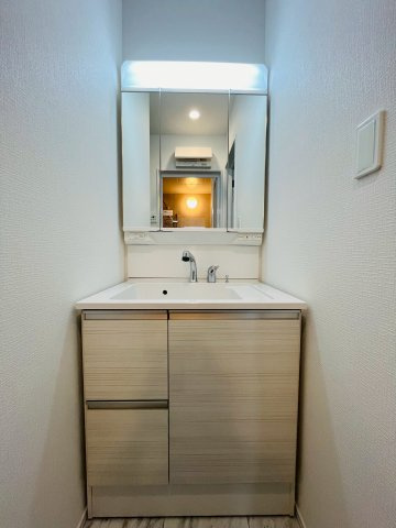 鶴見区中茶屋1丁目新築戸建B号地の独立洗面台|日々の身支度に欠かせない独立洗面台。物が取り出しやすい引き出しタイプの収納もついています。