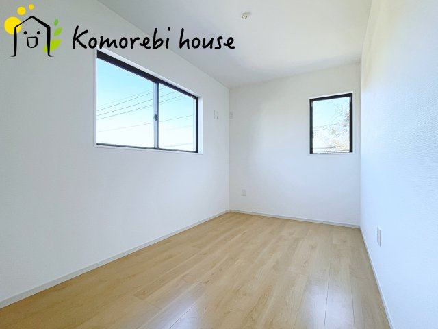 北足立郡伊奈町　20期　新築一戸建て　エルデ　01の洋室|明るい光が差し込む洋室は、寝室・子ども部屋・ワークスペースなど多用途に使える自由度の高い空間。家具の配置もしやすく、暮らしに合わせて柔軟に活用できます。