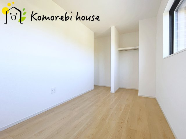 北足立郡伊奈町　20期　新築一戸建て　エルデ　01の洋室|収納付きでゆとりのある空間。寝室としても使え、衣類やおもちゃもスッキリ片付く快適な部屋。