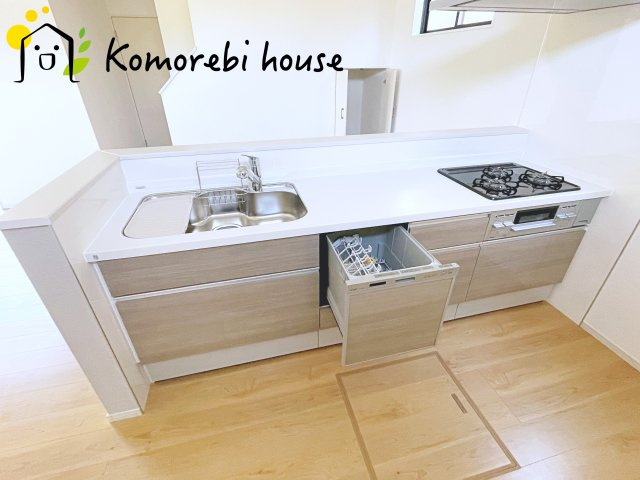 北足立郡伊奈町　20期　新築一戸建て　エルデ　01のキッチン|食洗機や浄水器を備えた多機能キッチン。広がりある空間で、家族と会話を楽しみながら料理ができるカウンターキッチンです