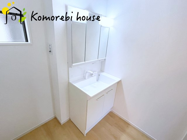 北足立郡伊奈町　20期　新築一戸建て　エルデ　01の独立洗面台|白を基調とした清潔感のある洗面台。シンプルで上品なデザインが空間に明るさをプラスします。