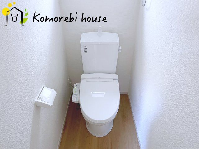 北足立郡伊奈町　20期　新築一戸建て　エルデ　01のトイレ|温水洗浄機能（ウォシュレット）標準装備で、毎日のトイレ時間がより快適に。やさしい温水洗浄で清潔を保てるだけでなく、冬場のヒヤッと感を軽減する暖房便座も嬉しいポイント。