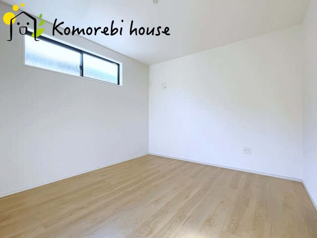 北足立郡伊奈町　20期　新築一戸建て　エルデ　01の寝室|一日の疲れをゆっくり癒せる主寝室は、ベッドを置いてもゆとりある広さが魅力。収納完備で衣類もスッキリ収まり、静かで落ち着いた空間が快適な眠りをサポートします。