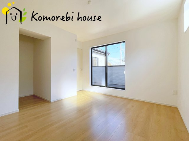 北足立郡伊奈町　20期　新築一戸建て　エルデ　01の寝室|寝室にはゆとりのある広さがあり、大きめのベッドも余裕をもって配置できます。
実際に内覧いただければ、サイズ感もよりイメージしやすいと思います。採寸もその場でご協力いたしますので、ぜひお確かめください。