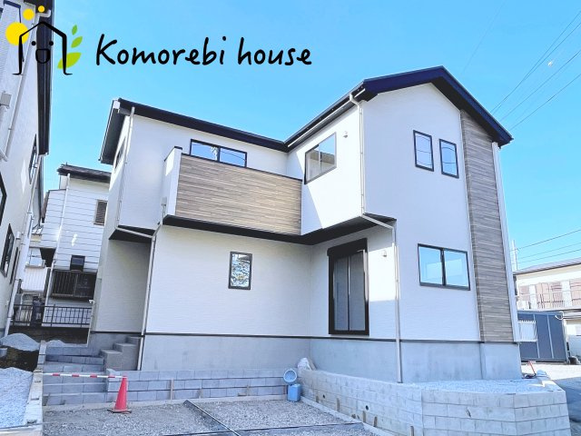 北足立郡伊奈町　20期　新築一戸建て　エルデ　01の外観|明るい色合いで統一された外観が魅力の新築住宅。シンプルながら存在感があり、帰宅時に気分が上がるデザインです。周辺環境とも調和し、落ち着いた街並みに映える一邸です。