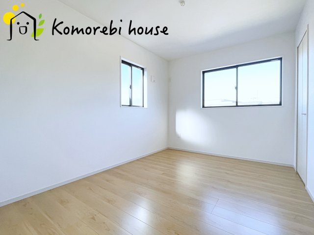 北足立郡伊奈町　20期　新築一戸建て　エルデ　01の子供部屋|自然光が心地よく入る子ども部屋は、学習・遊び・睡眠をしっかり支える快適環境。シンプル設計でレイアウトも変えやすく、成長に合わせて長く使える利便性の高い一室です。