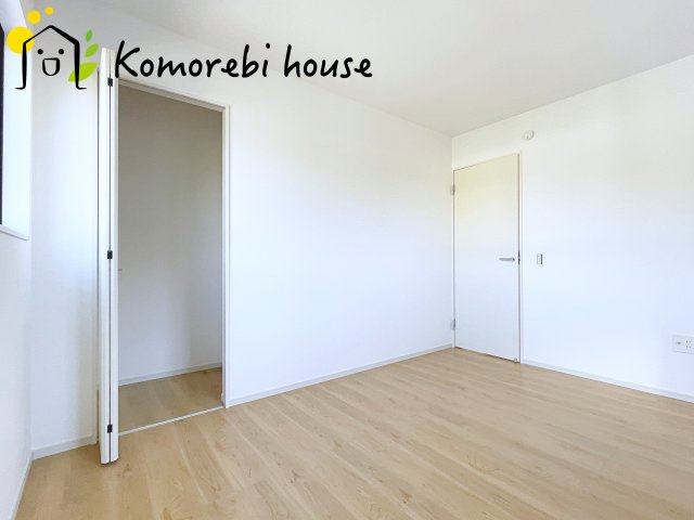 北足立郡伊奈町　20期　新築一戸建て　エルデ　01の子供部屋|日当たりがよく、机に向かう時間も自然とはかどる子ども部屋。寝る・学ぶ・遊ぶがコンパクトにまとまり、毎日の“小さな成長”を見守る空間です。