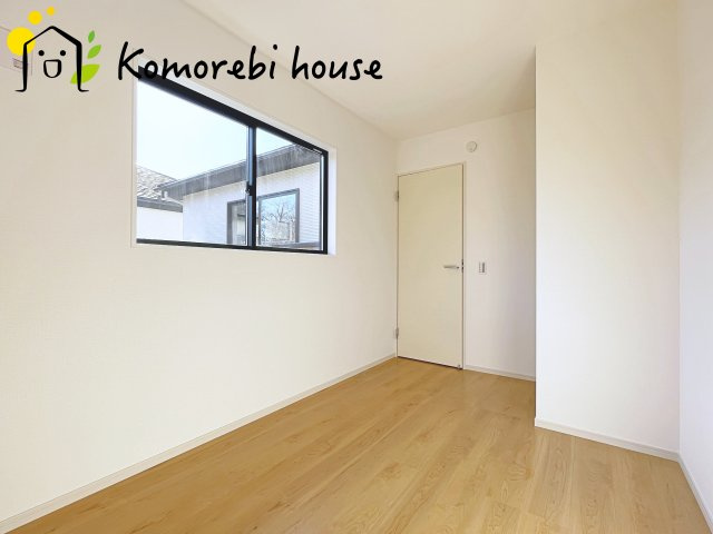 北足立郡伊奈町　20期　新築一戸建て　エルデ　01の洋室|最近の新築住宅は窓まわりの性能が大きく進化しています。複層ガラスに、樹脂とアルミを組み合わせた断熱性の高いハイブリッドサッシを採用。