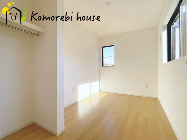 北足立郡伊奈町　20期　新築一戸建て　エルデ　01の収納|収納付きでゆとりのある空間。寝室としても使え、衣類やおもちゃもスッキリ片付く快適な部屋。