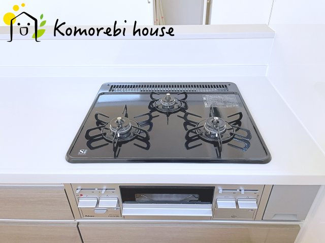 北足立郡伊奈町　20期　新築一戸建て　エルデ　01のキッチン|同時調理が叶う3口コンロと便利なグリル付き。忙しい朝のお弁当作りも、夕食の複数メニューもスムーズにこなせる頼れる設備です。