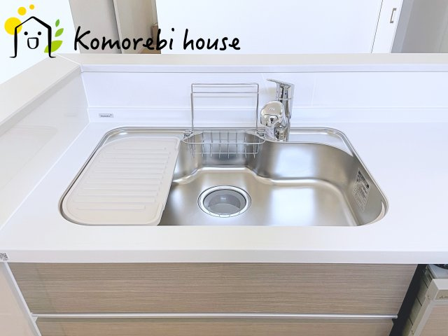 北足立郡伊奈町　20期　新築一戸建て　エルデ　01のキッチン|浄水器一体型で、いつでも美味しいお水がそのまま使えるキッチンシンク。料理やコーヒーづくり、炊飯にも安心して利用でき、毎日の食卓が少し豊かに。