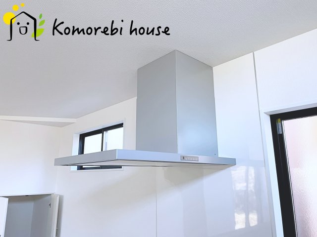 北足立郡伊奈町　20期　新築一戸建て　エルデ　01のキッチン|吸引力の高いレンジフードが煙や匂いを素早く排出。揚げ物や炒め物も気兼ねなくでき、リビングに匂いを残しません。