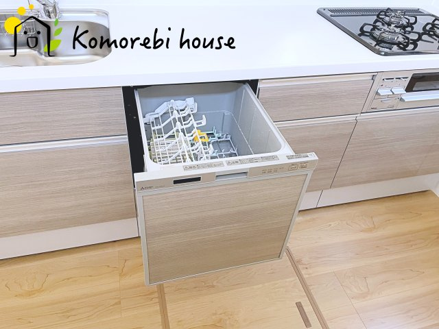 北足立郡伊奈町　20期　新築一戸建て　エルデ　01のキッチン|忙しい毎日の食後も、食器洗いは食洗器におまかせ。家族が食事を楽しんでいる間に、洗浄・乾燥まで完了するから、片付けのストレスを減らしてリビングでの団らん時間をゆったり過ごせます。
