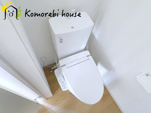北足立郡伊奈町　20期　新築一戸建て　エルデ　01のトイレ|2階にもトイレがあることで、朝の混雑が解消し生活動線がスムーズに。新築ならではの間取り設計で、毎日の“プチストレス”が驚くほど減ります。