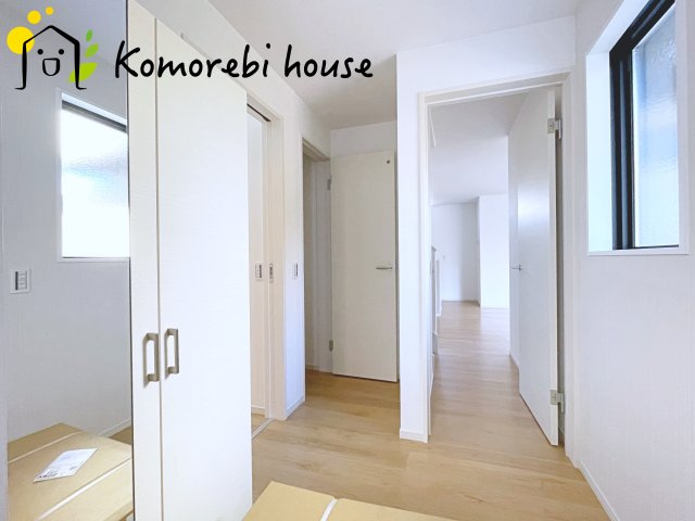 北足立郡伊奈町　20期　新築一戸建て　エルデ　01のその他|明るく使いやすい玄関で、家族の生活をスムーズに。収納や導線も配慮された万能空間です。