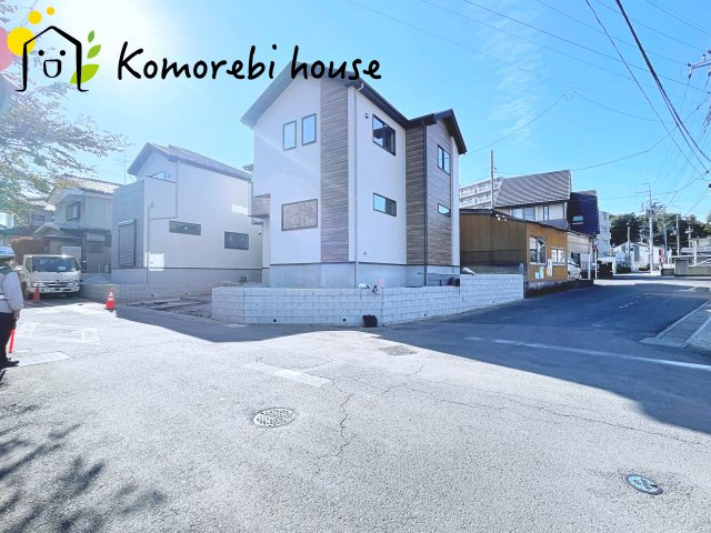 北足立郡伊奈町　20期　新築一戸建て　エルデ　01の前面道路含む現地写真|角地だから車の出し入れがスムーズ。毎日の駐車がストレスフリー。
