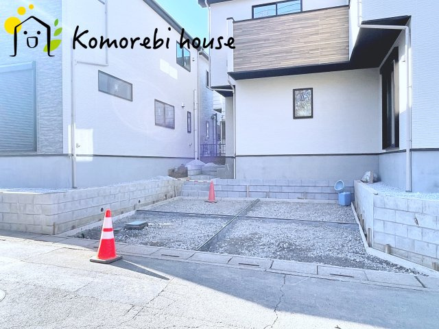 北足立郡伊奈町　20期　新築一戸建て　エルデ　01の駐車場|並列2台駐車が可能なゆとりあるスペース。来客時や将来車が増えても安心の使い勝手です。