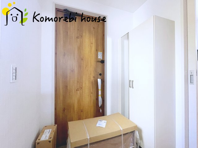 北足立郡伊奈町　20期　新築一戸建て　エルデ　01の玄関|靴だけでなく、ベビーカーやスポーツ用品も収納できる土間収納付き玄関。整理整頓が簡単です。
