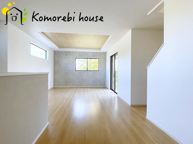 北足立郡伊奈町　20期　新築一戸建て　エルデ　01の居間・リビング|横長LDKは家具配置も自由で開放感あり。家族のライフスタイルに合わせた快適な暮らしを叶えます。