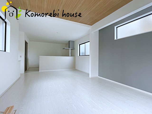 北足立郡伊奈町　20期　新築一戸建て　エルデ　02の居間・リビング|縦に広がるLDKは、空間を効率的に使える設計。キッチンからリビング、ダイニングまで家族の気配を感じられます。