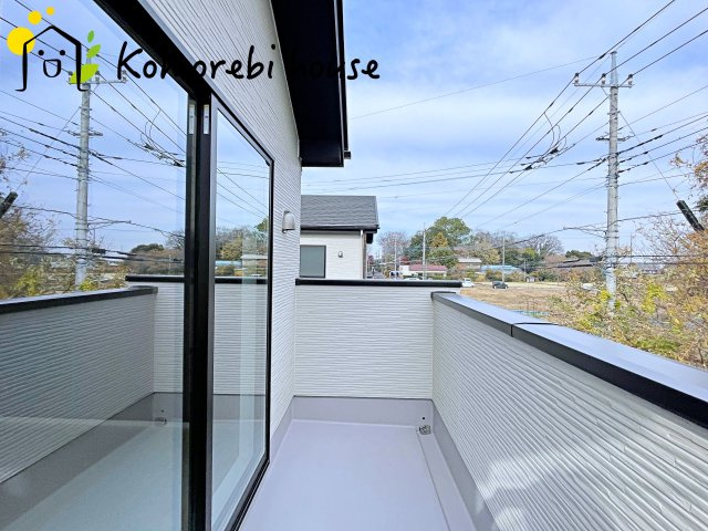 北足立郡伊奈町　20期　新築一戸建て　エルデ　02のバルコニー|ベッドをゆったり置いても余裕があり、テレビを見たり、読書を楽しんだり。夫婦の時間を静かに積み重ねられる落ち着いた寝室です。